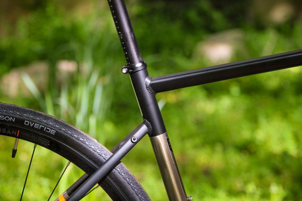 Triban RC 520 Gravel - seat tube junction.jpg