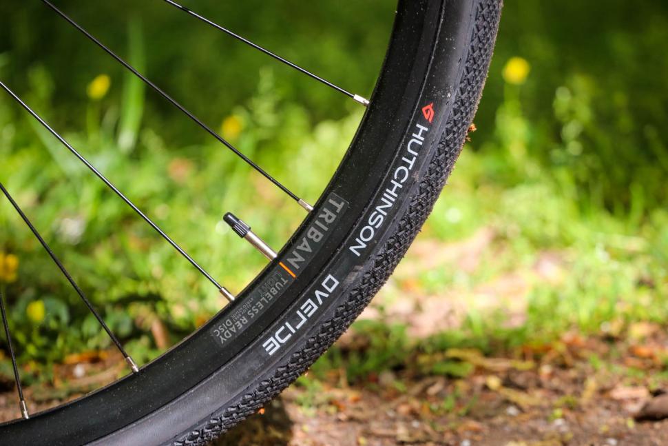 Triban RC 520 Gravel - tyre and rim.jpg