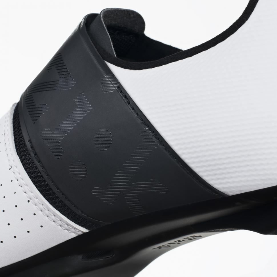 VENTO-INFINITO-R2-CARBON-white-black_detail1.jpg