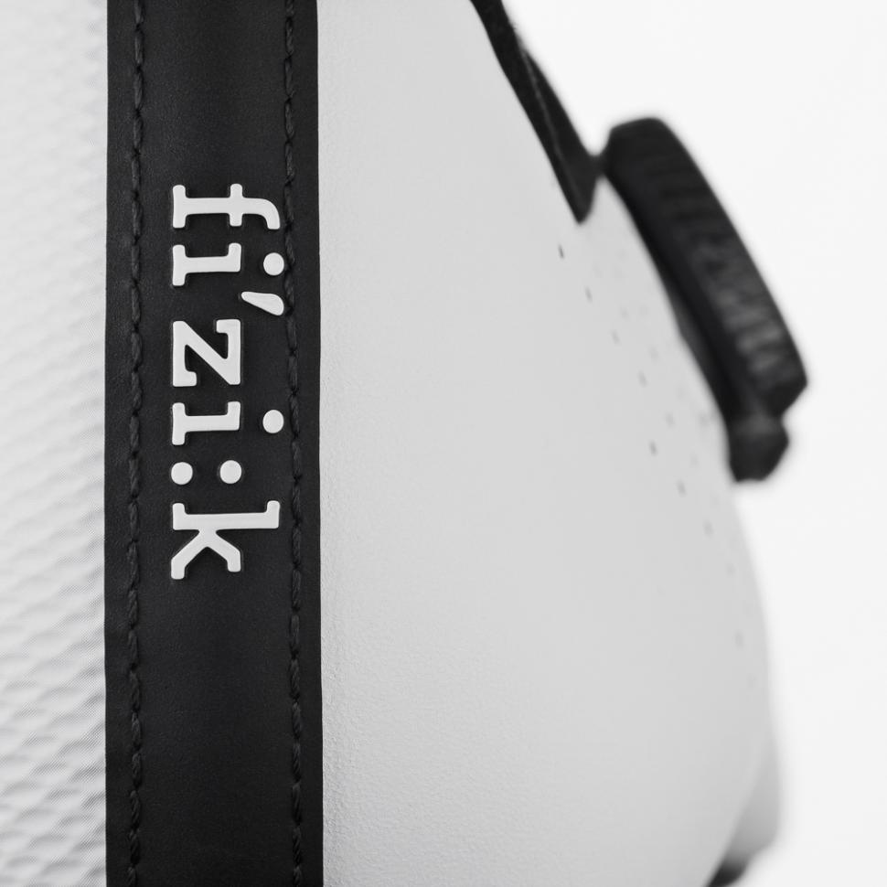 VENTO-INFINITO-R2-CARBON-white-black_detail2.jpg