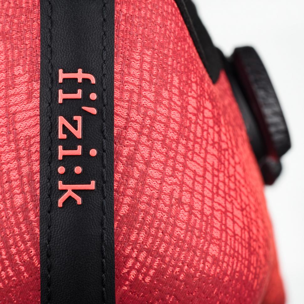 VENTO-INFINITO-R2-KNIT-CARBON-coral_detail2.jpg