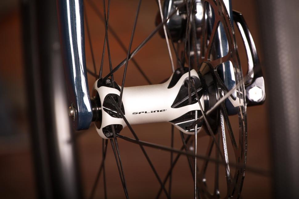 Vielo V+1 - front hub.jpg