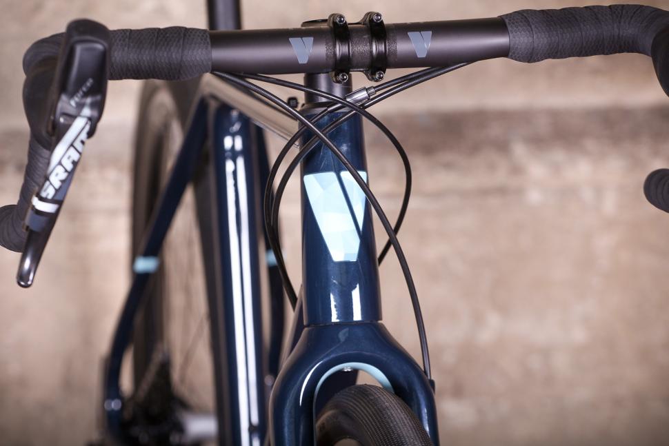 Vielo V+1 - head tube badge.jpg
