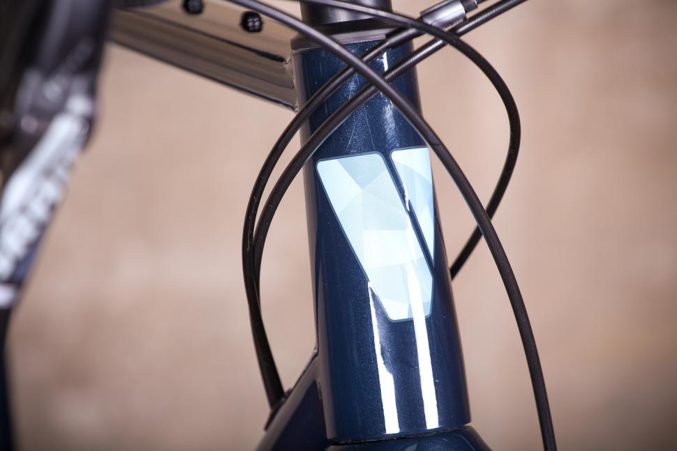 Vielo V+1 - head tube cabling 2.jpg