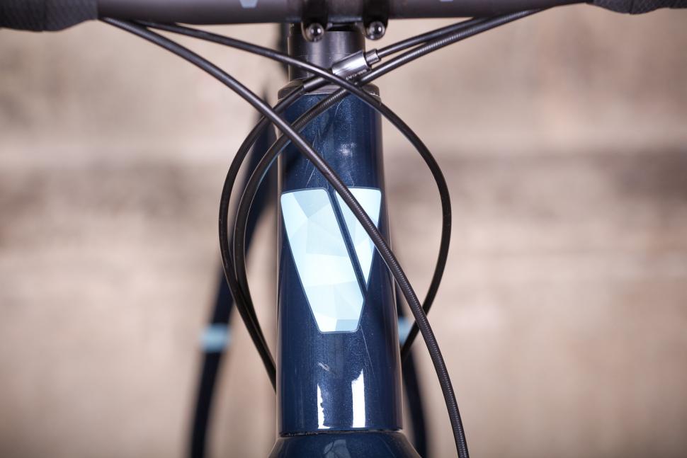 Vielo V+1 - head tube cabling.jpg