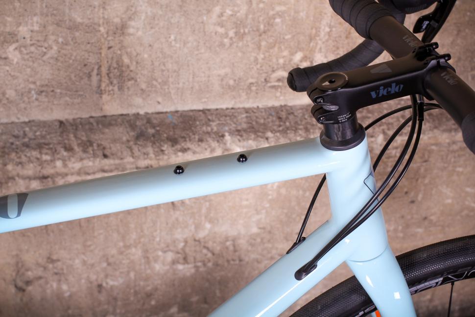 Vielo V+1 Light Blue - top tube bosses.jpg