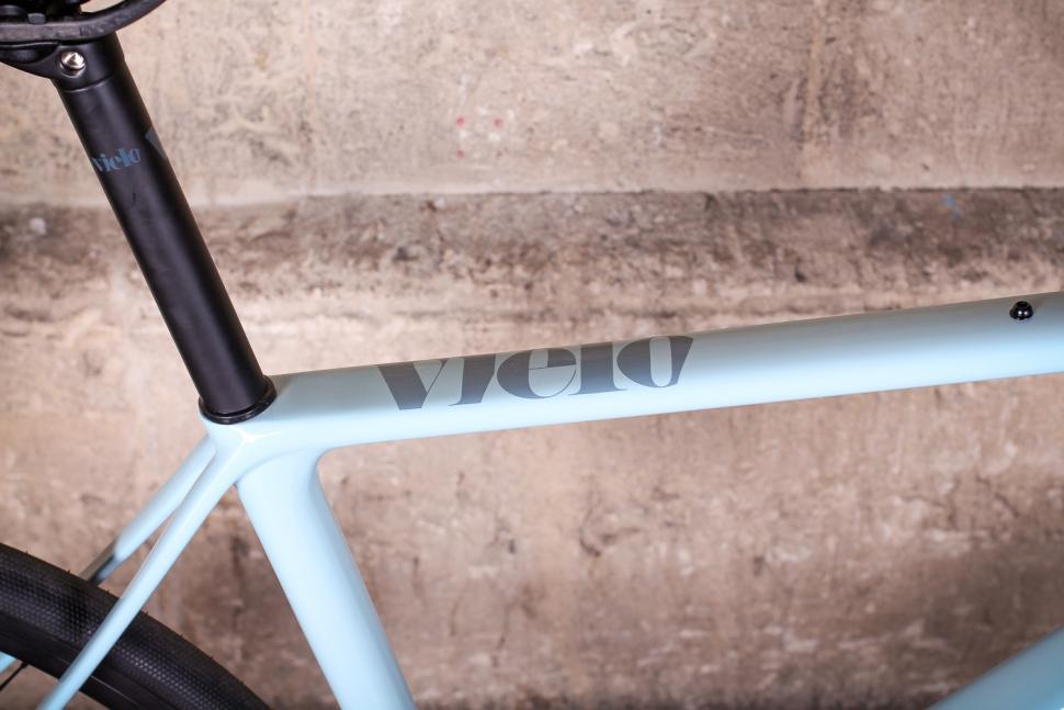 Vielo V+1 Light Blue - top tube decal.jpg