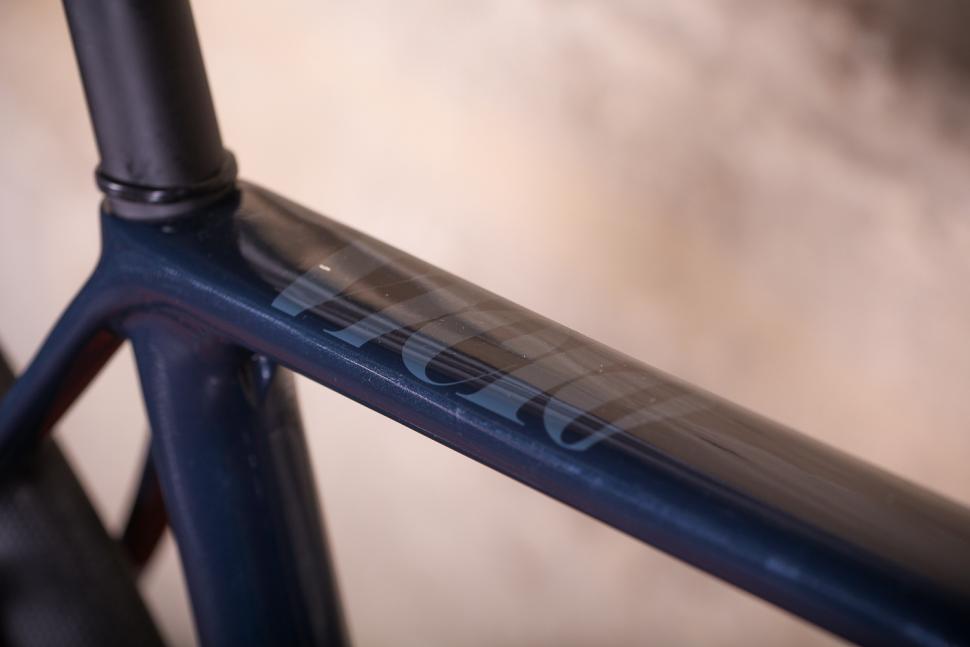 Vielo V+1 - top tube decal.jpg
