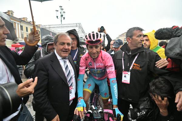Vincenzo Nibali at start of 2016 Giro d'Italia Stage 21 (PHOTO CREDIT ANSA - PERI - DI MEO - ZENNARO).jpg