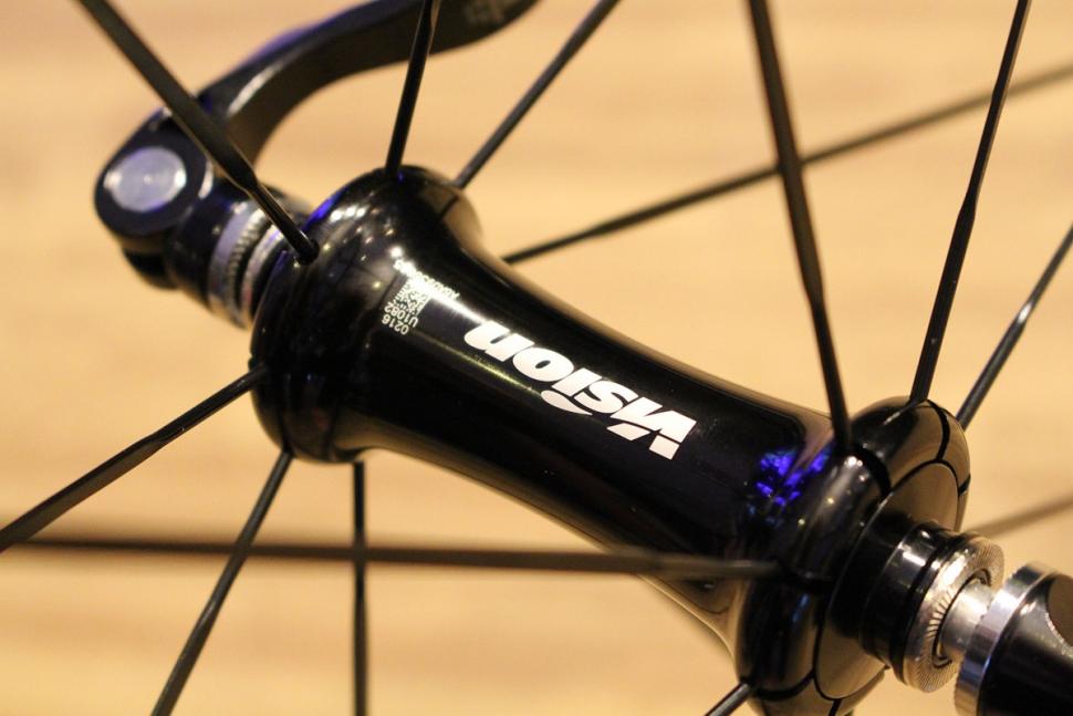 Vision Team 35 wheel - hub.jpg
