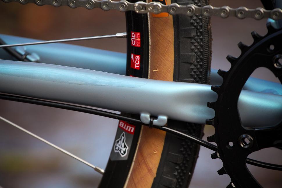 Vitus Substance V2 Apex - cable route.jpg
