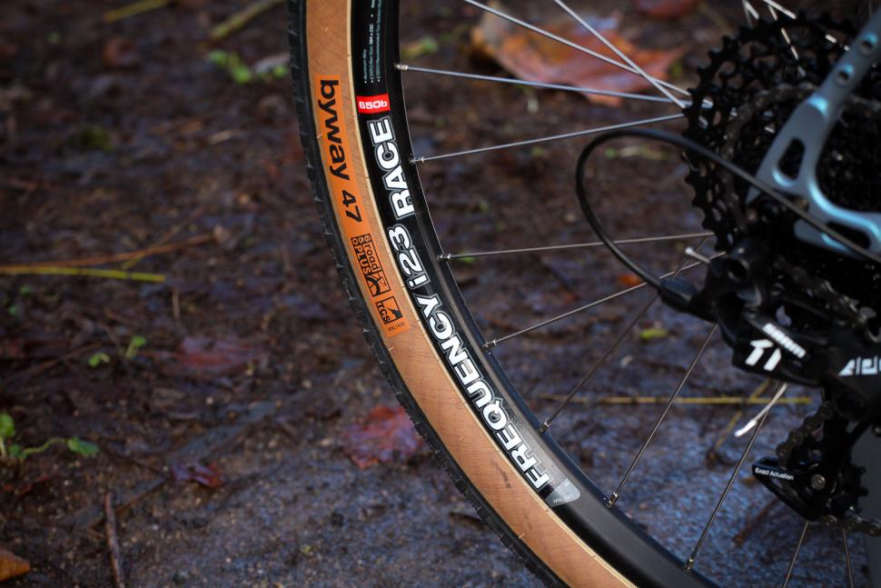 Vitus Substance V2 Apex - tyre and tim.jpg