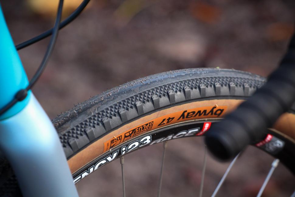 Vitus Substance V2 Apex - tyre.jpg