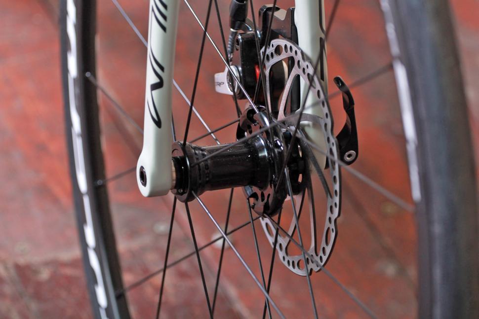 Vitus Zenium - front hub.jpg