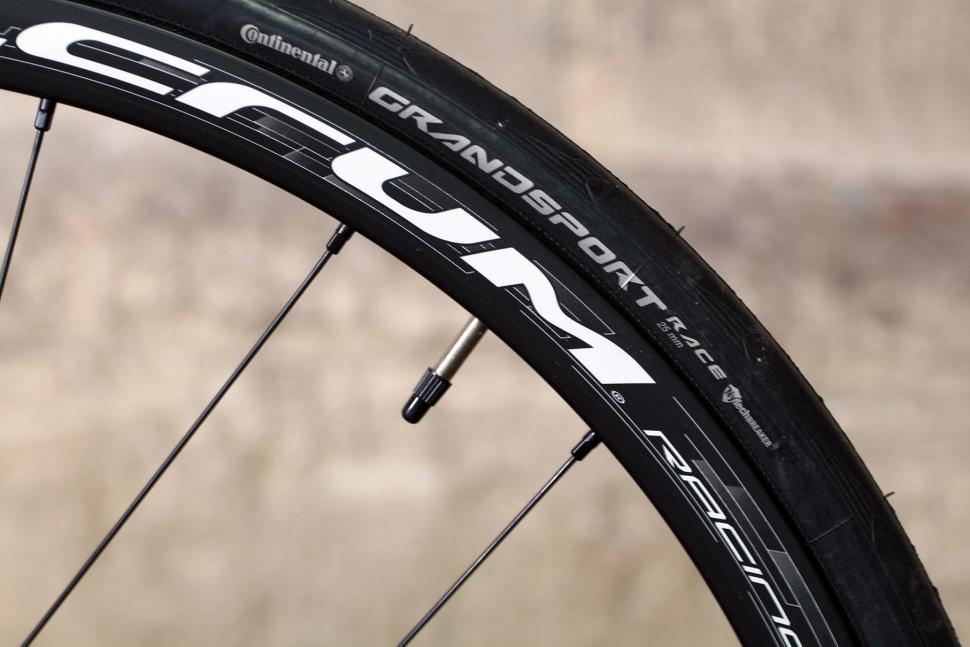 Vitus Zenium - rim and tyre.jpg