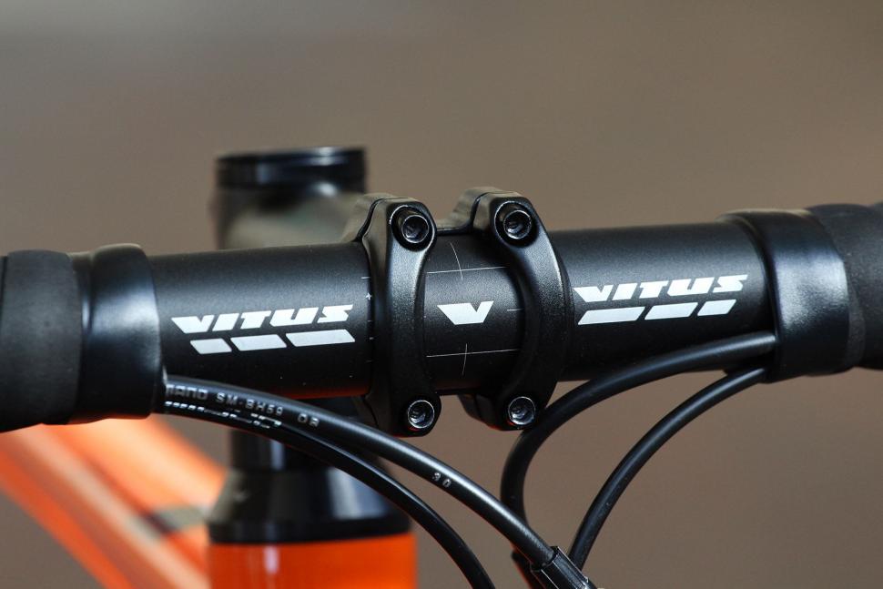 Vitus Zenium SL Disc - bars 2.jpg