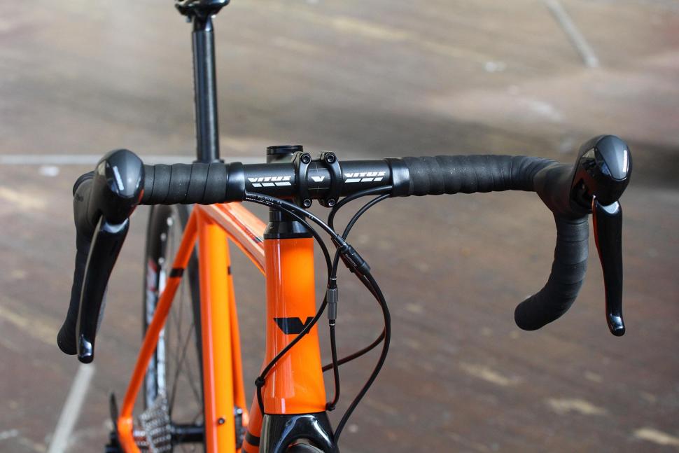 Vitus Zenium SL Disc - bars.jpg