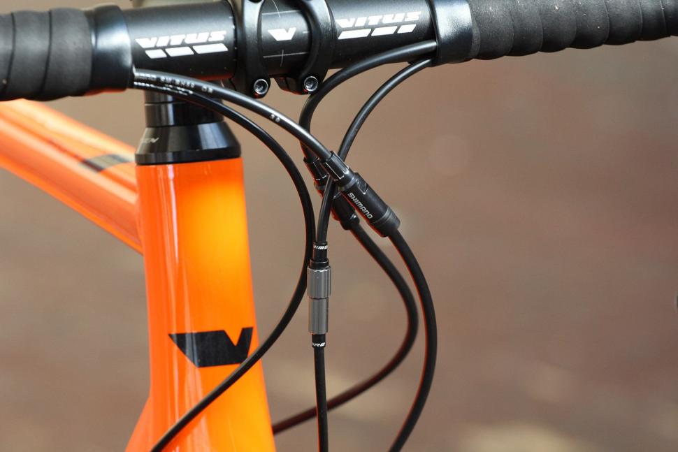 Vitus Zenium SL Disc - cables.jpg