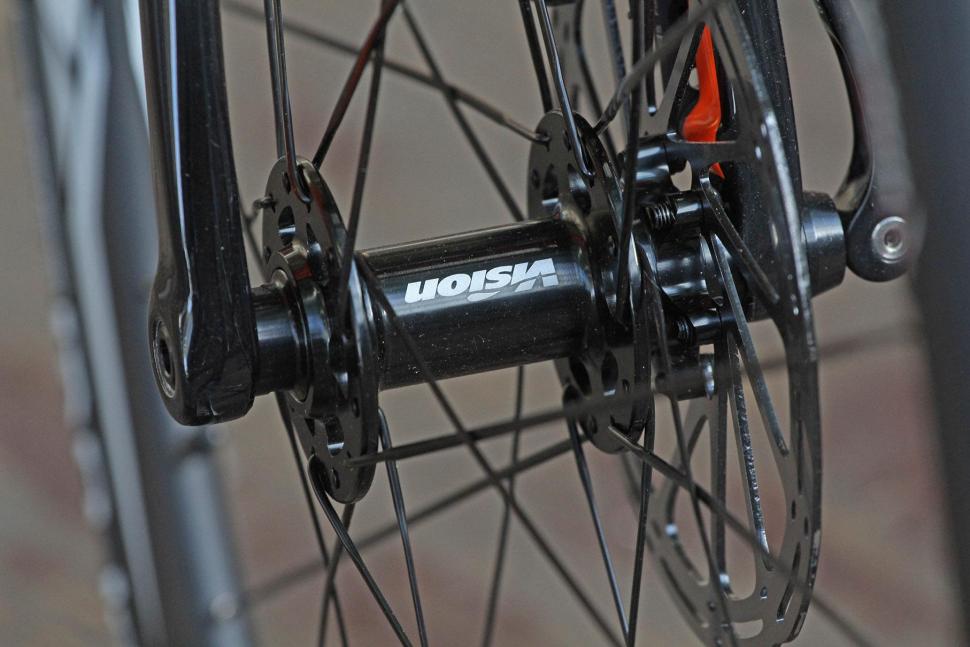 Vitus Zenium SL Disc - front hub.jpg