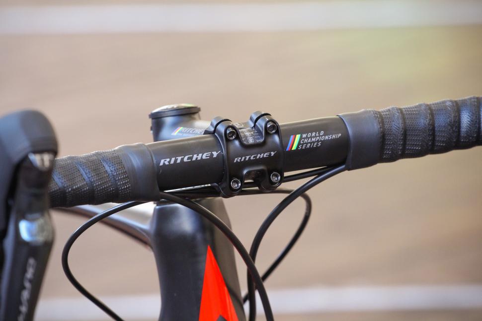 Vitus ZX-1 Team Aero Disc Dura-Ace - bars 2.jpg