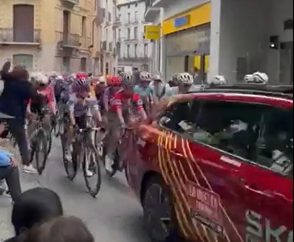 Spectator causes crash during neutralised zone at 2025 Vuelta Femenina