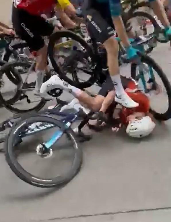 Spectator causes crash during neutralised zone at 2025 Vuelta Femenina