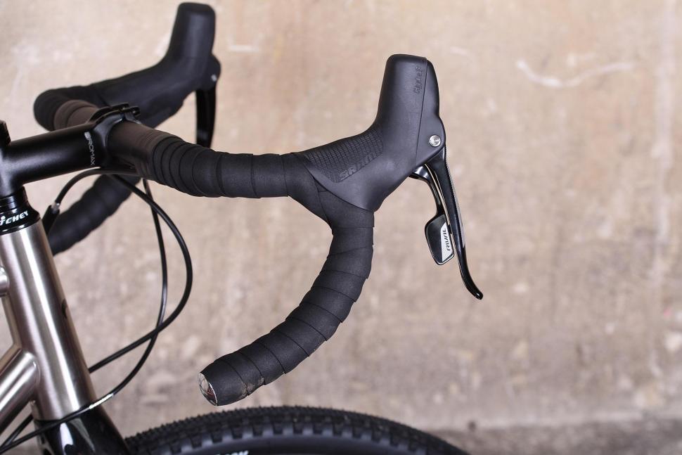 Wilier Jaroon - bars and shifter.jpg