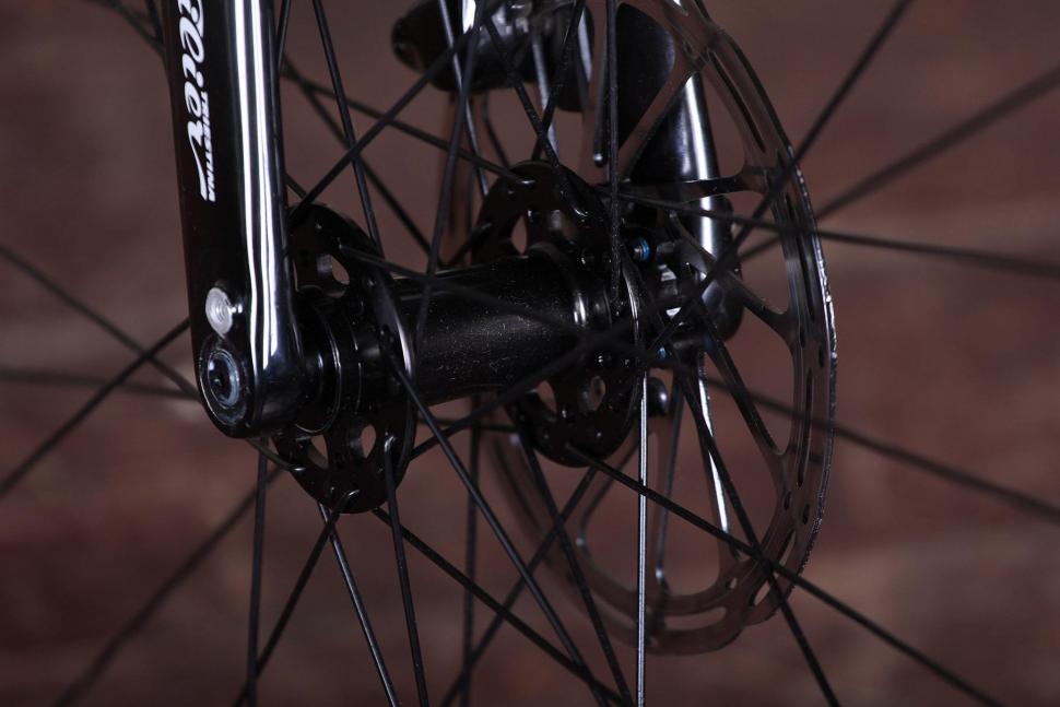 Wilier Jaroon - front hub.jpg