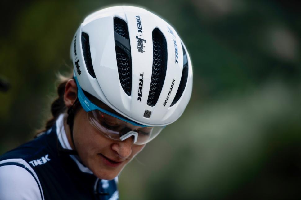 XXX WaveCel Road Helmet_Lifestyle_12.jpg