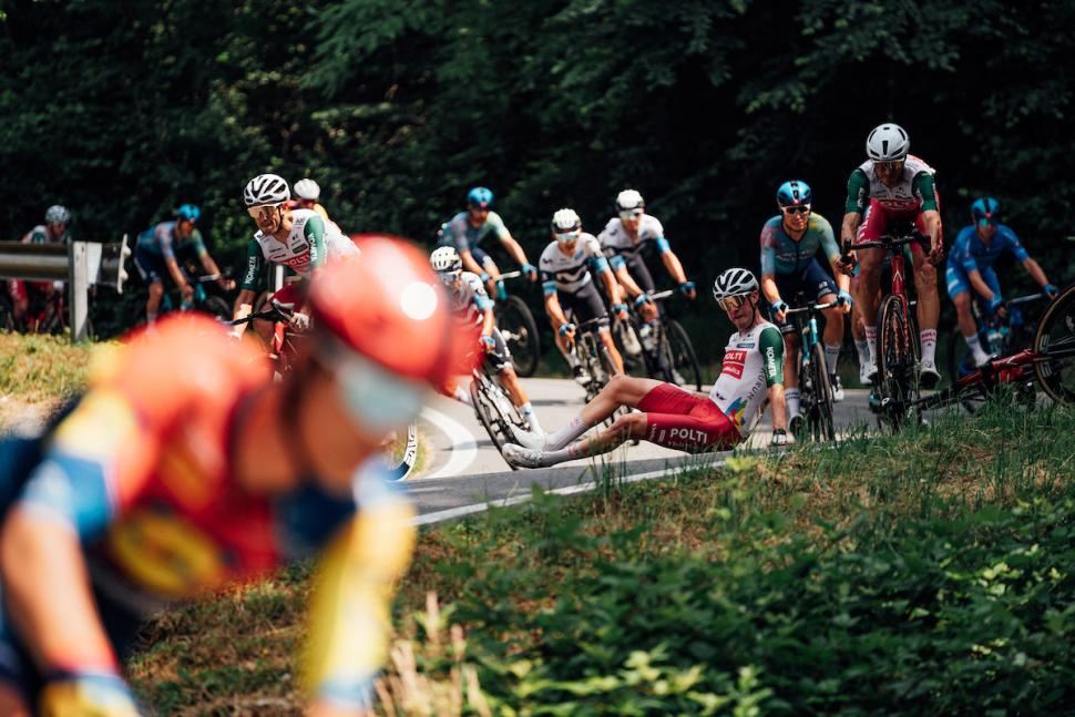 2025 Giro d'Italia crash