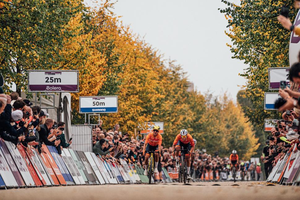 Lorena Wiebes beats Marianne Vos to win 2025 gravel world championships