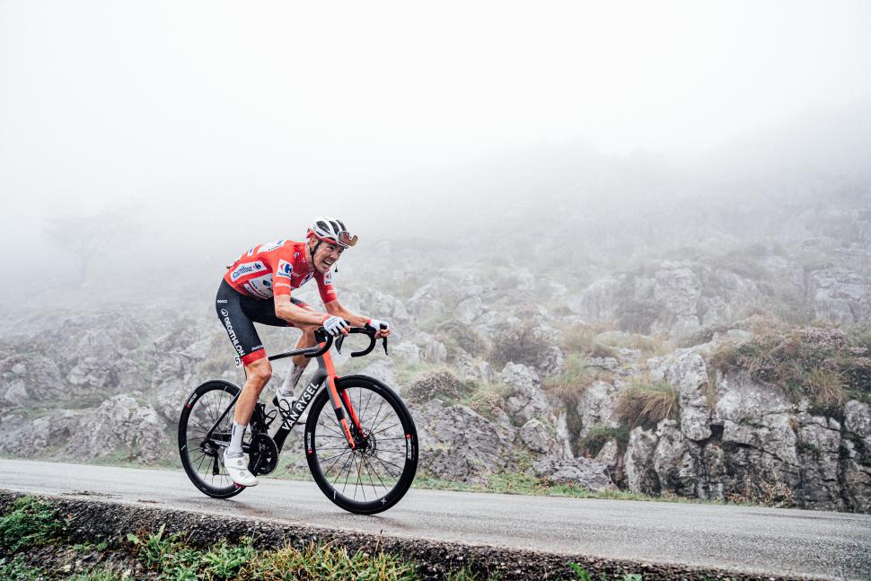 Ben O’Connor, Lagos de Covadonga, stage 16, 2024 Vuelta (Zac Williams/SWpix.com)