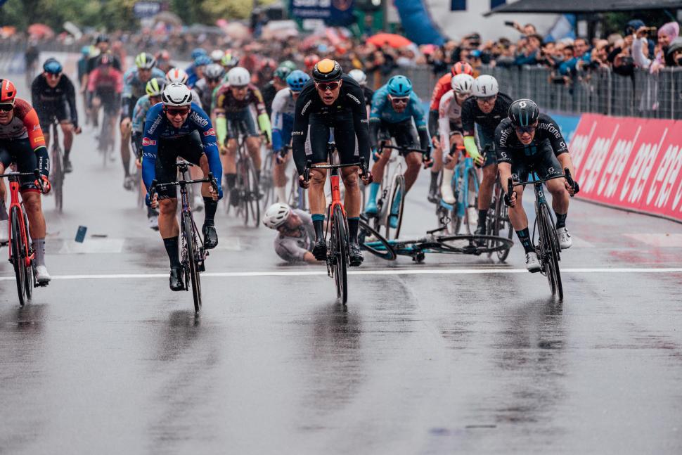 Mark Cavendish Giro d'Italia stage five crash 2023 (Zac Williams/SWpix.com)