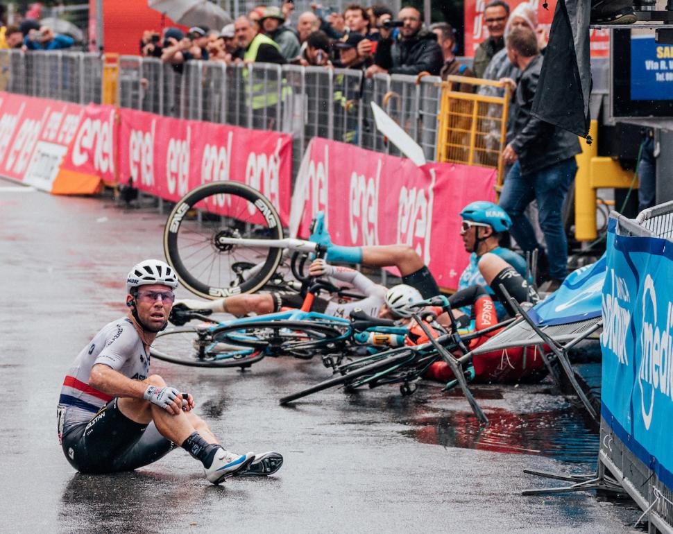 Mark Cavendish Giro d'Italia stage five crash 2023 (Zac Williams/SWpix.com)