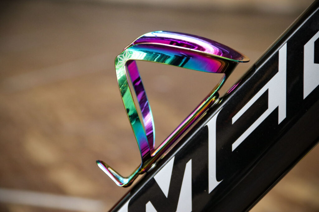 Supacaz Fly Cage Ano Oil Slick 1.jpg
