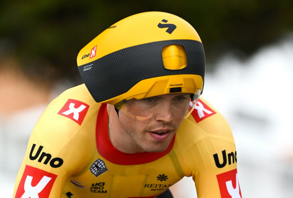 Uno-X's Sweet Protection helmet at Volta ao Algarve cropped (Cor Vos)