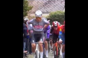 Van der Poel taking off vest at E3