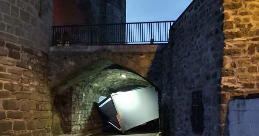 https://cdn.road.cc/wp-content/uploads/roadcc/van_Caernarfon.jpg