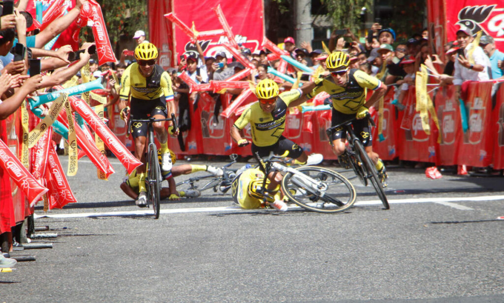 Vuelta a Guatemala winner Gerson Toc and his teammates crash across the line during victory salute (Guatemalan Cycling Federation)