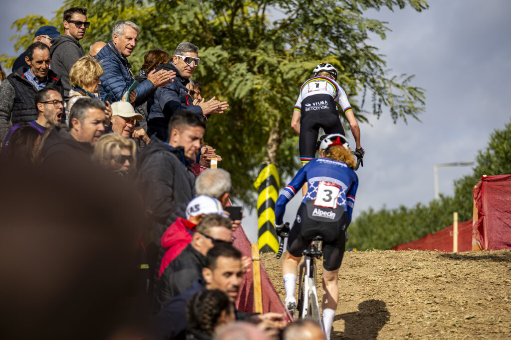 Fem van Empel beats Puck Pieterse at the Benidorm round of the 2023/24 UCI Cyclocross World Cup
