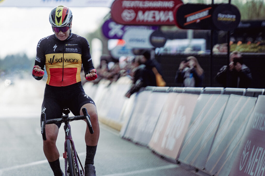 Lotte Kopecky wins the 2022 Tour of Flanders