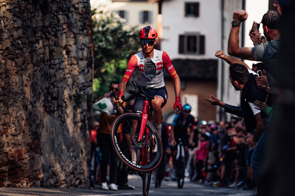 2023 Trek rider wheelie Giro d&rsquo;Italia stage 15 Bergamo
